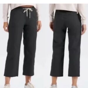 Vuori Black Ankle Cropped Pants